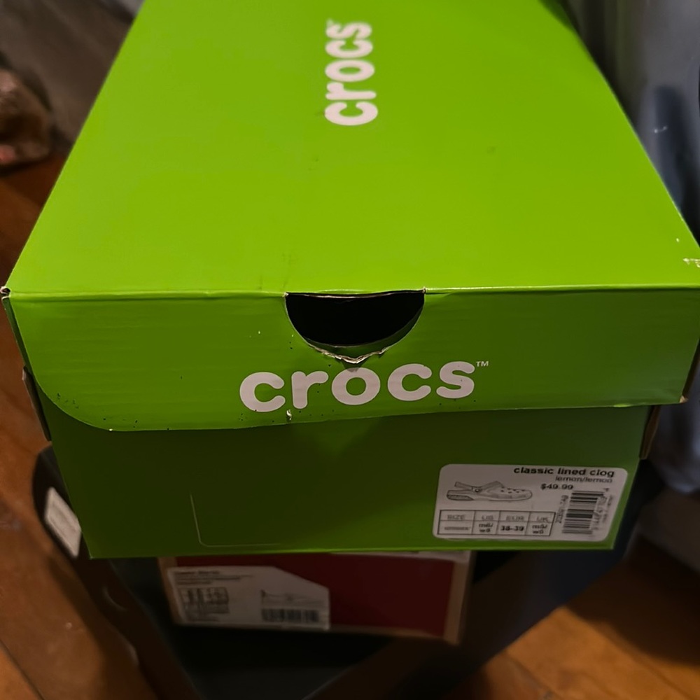 Yellow classic fur lined crocs sz 6m/8w